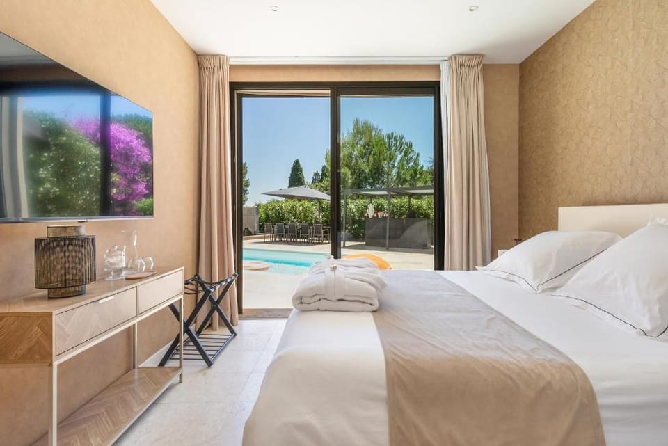 La Villa Monarque Bed and Breakfast in Agde