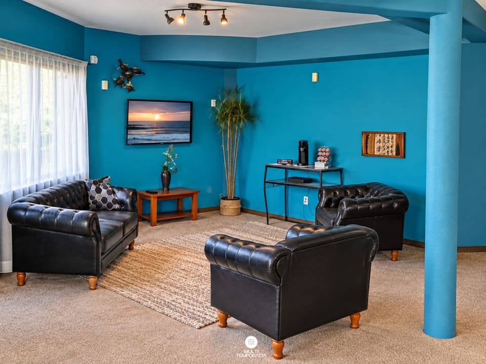 Basic Suite | Living area