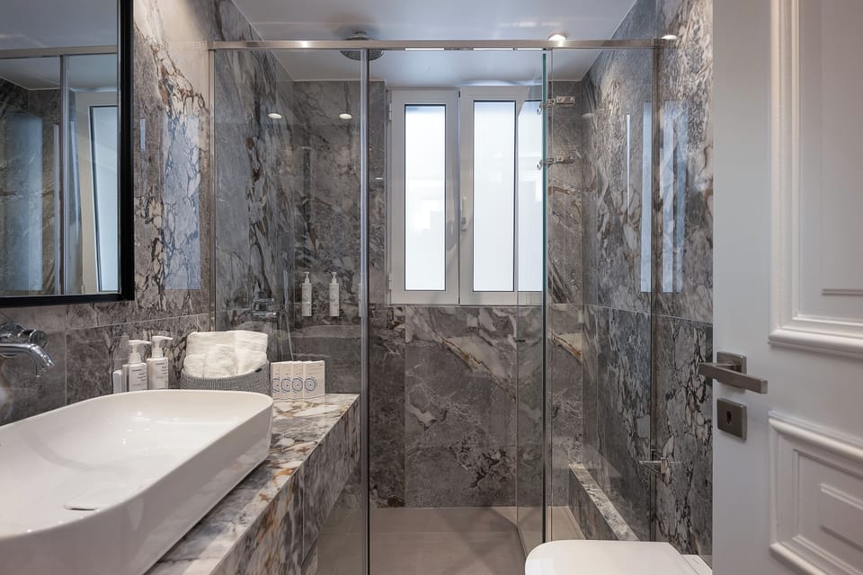 A modern full bathroom with walk-in shower and clean design finishes ensures a refreshing and comfortable stay experience.