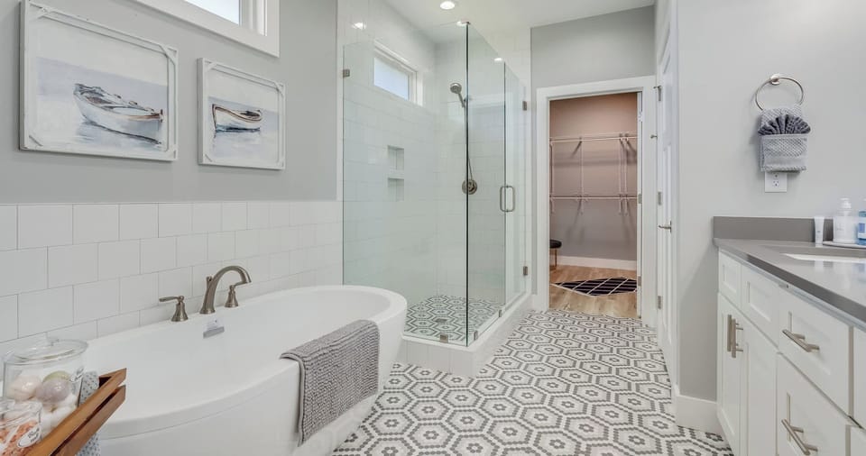 4BR Home With Fenced Yard & Grill House in Upper Grand Lagoon