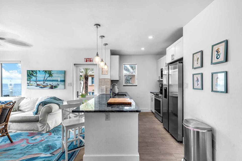 Apartment, Multiple Beds, Balcony, Beach View (Between Sky & Ocean) | Interior