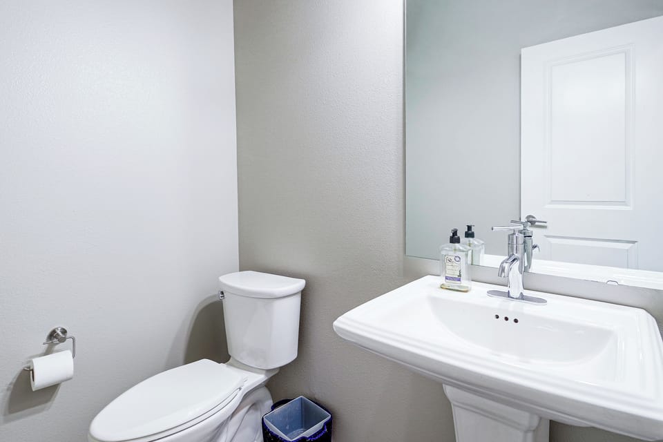 All-seasons Everett Escape w/ Private Balcony! Apartment in Everett
