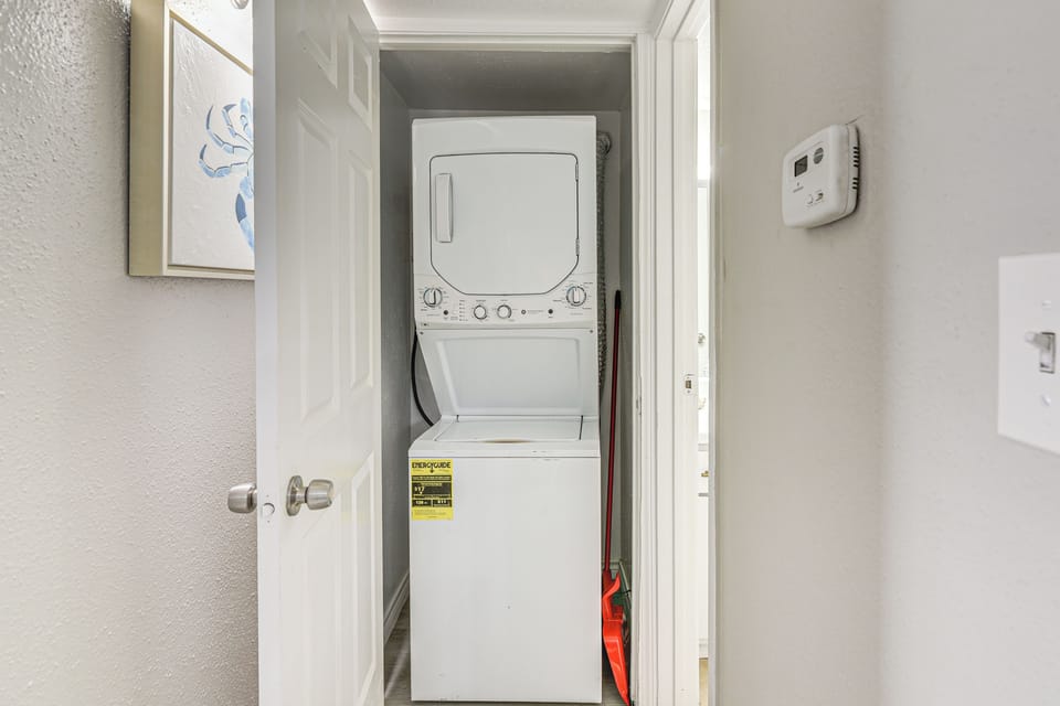 Clear Lake Area Condo: Pool & Fitness Center Apartment in Seabrook