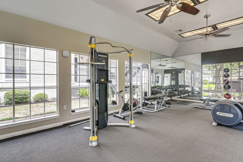 Clear Lake Area Condo: Pool & Fitness Center Apartment in Seabrook