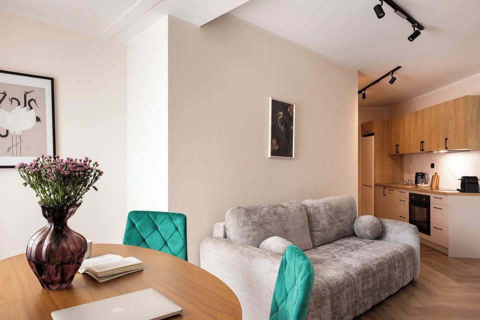 Salon stanowi komfortową strefę wypoczynku i relaksu. Znajduje się w nim wygodna sofa oraz telewizor Smart TV, idealny do wieczornego odpoczynku po dniu spędzonym poza apartamentem. 