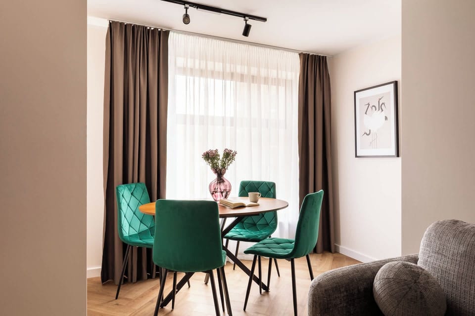 Salon stanowi komfortową strefę wypoczynku i relaksu. Znajduje się w nim wygodna sofa oraz telewizor Smart TV, idealny do wieczornego odpoczynku po dniu spędzonym poza apartamentem. 