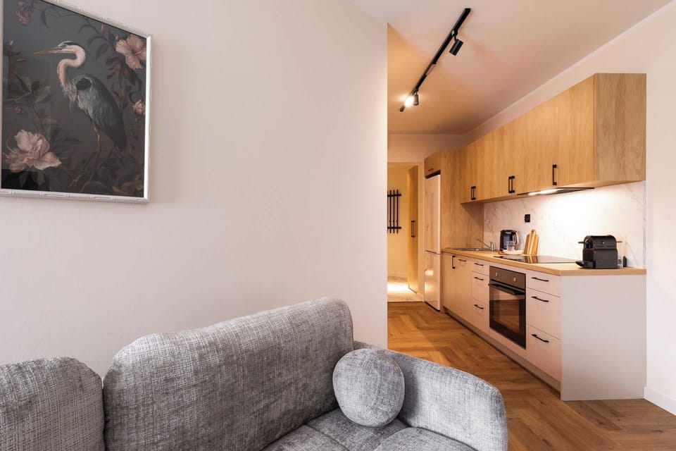 Salon stanowi komfortową strefę wypoczynku i relaksu. Znajduje się w nim wygodna sofa oraz telewizor Smart TV, idealny do wieczornego odpoczynku po dniu spędzonym poza apartamentem. 