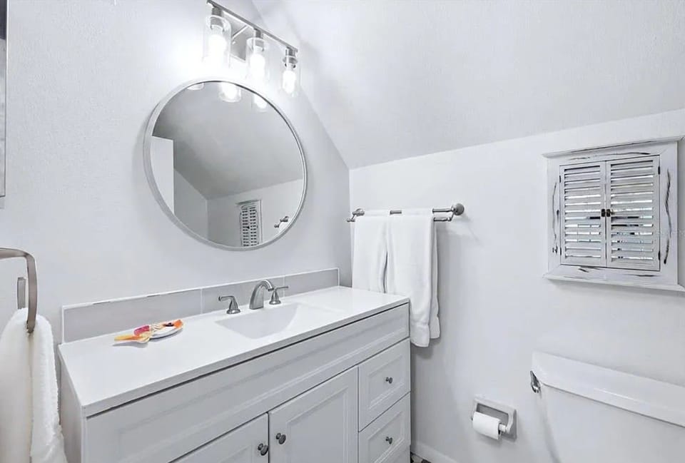 Full bath on upper level with shower/tub combo. Newly renovated! 