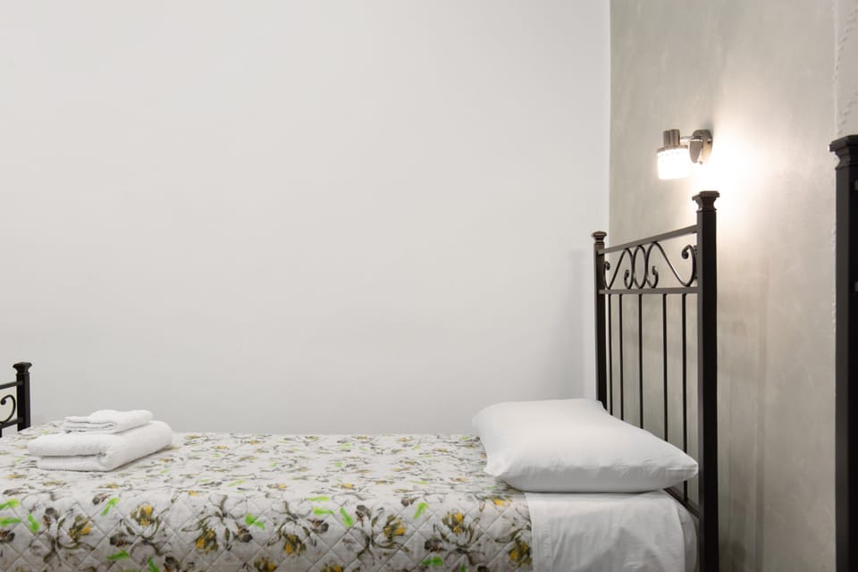 Apartment 'Matrimoniale Doppia' with Shared Terrace, Wi-Fi and Air Conditioning Apartment in Latina