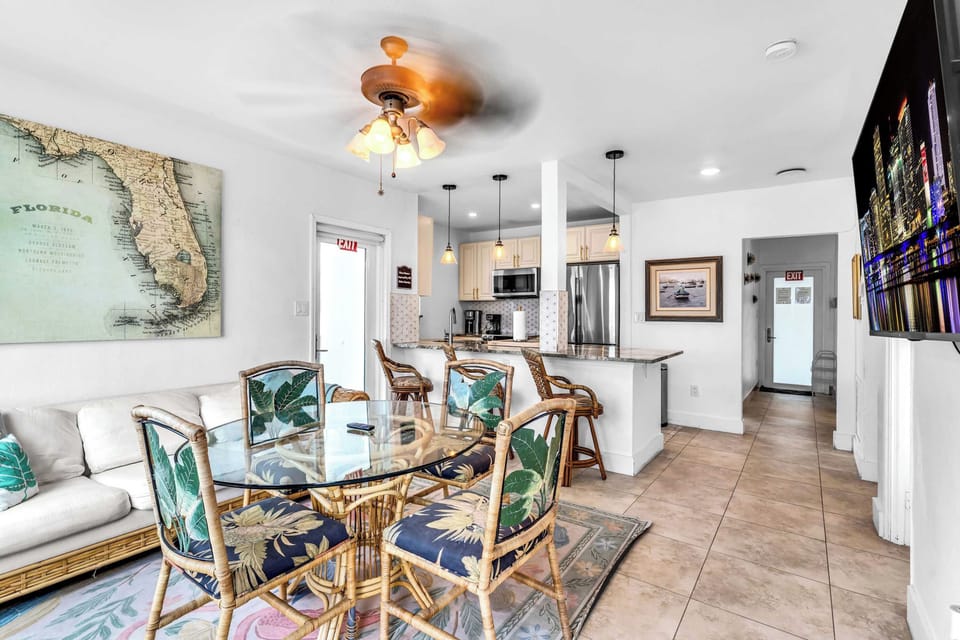 Apartment, Multiple Beds, Kitchen, Ocean View (Between Sand & Sea) | Living area