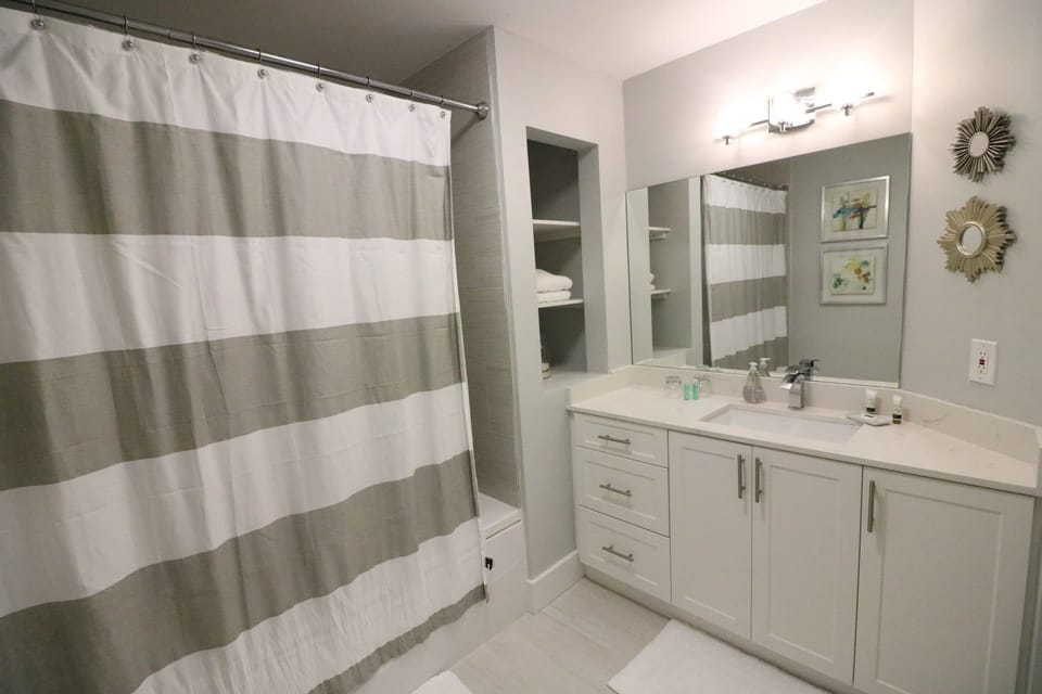 Renovated 21st Fl. Private Unit Located in Coconut Grove Hotel! Apartment in Coconut Grove