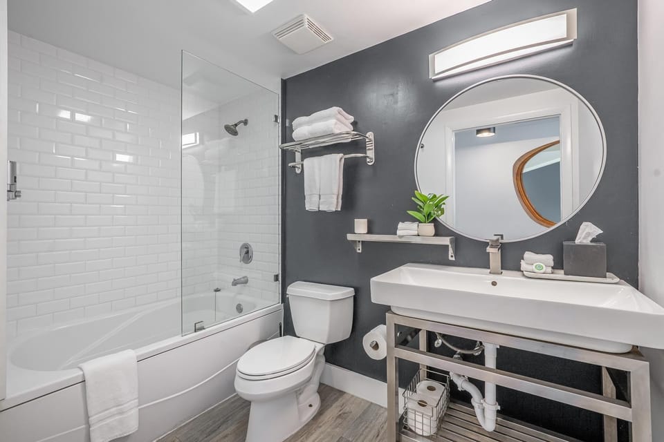 Contemporary King Studio in Coconut Grove Includes Parking Apartment in Coconut Grove