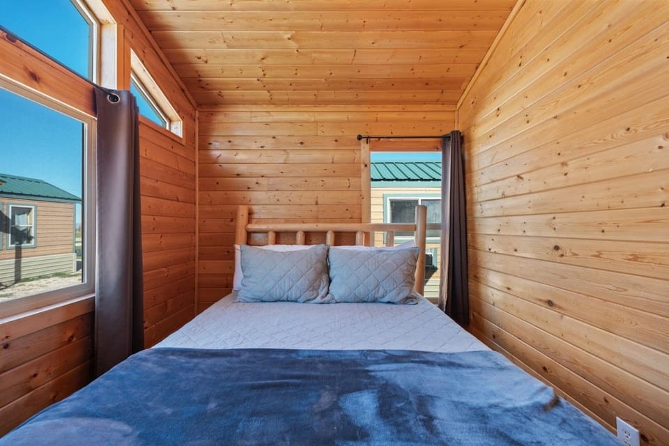 Bedroom 1 - Queen Bed