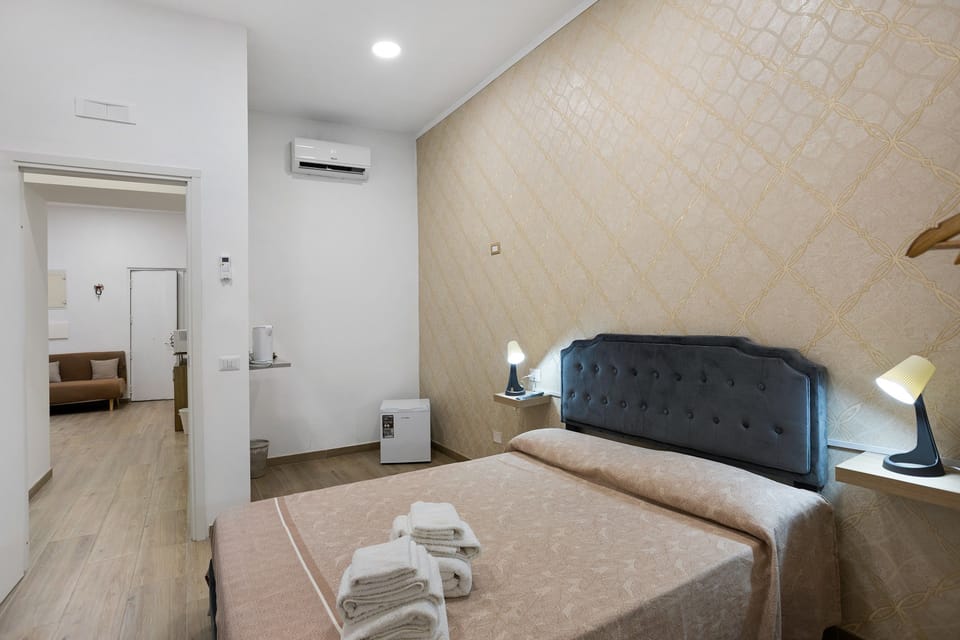 B&B Int'O'Vico – Deluxe Double Room 6 with Wi-Fi and Air Conditioning Bed and Breakfast in Naples