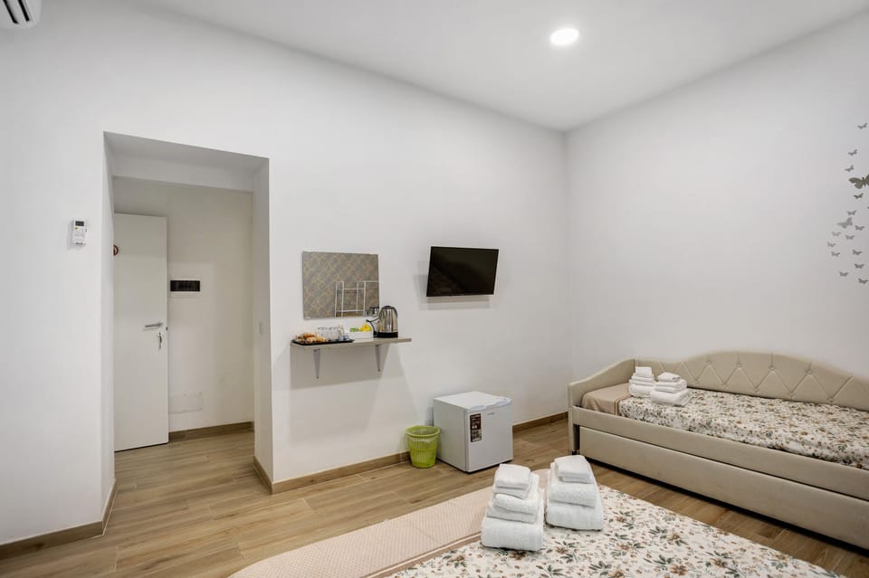 B&B Int'O'Vico – Premium Double Room 29 with Balcony, Wi-Fi & Air Conditioning Bed and Breakfast in Naples
