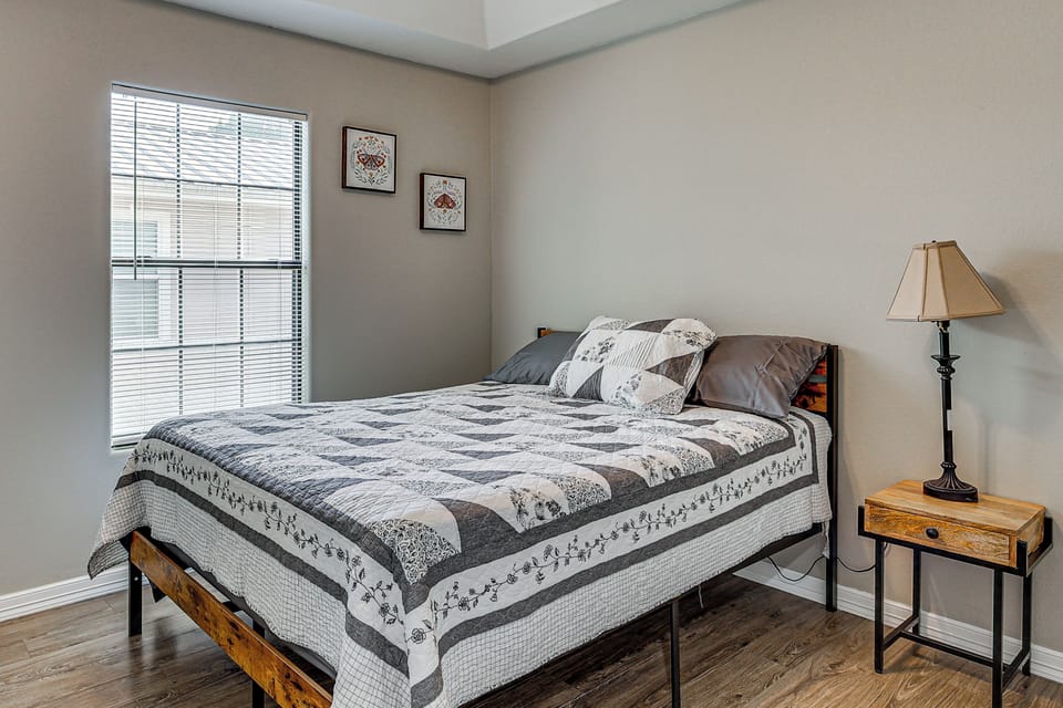 Bedroom 1 | Queen Bed
