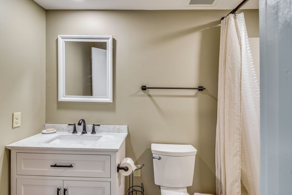Bathroom | Main Floor