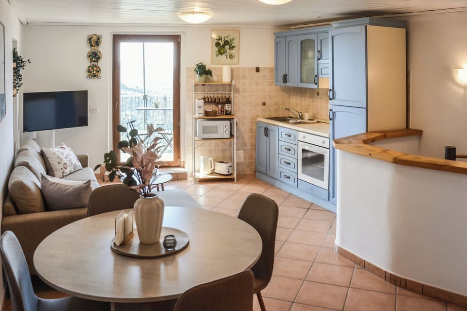 Apartment, Balcony, City View | Interior