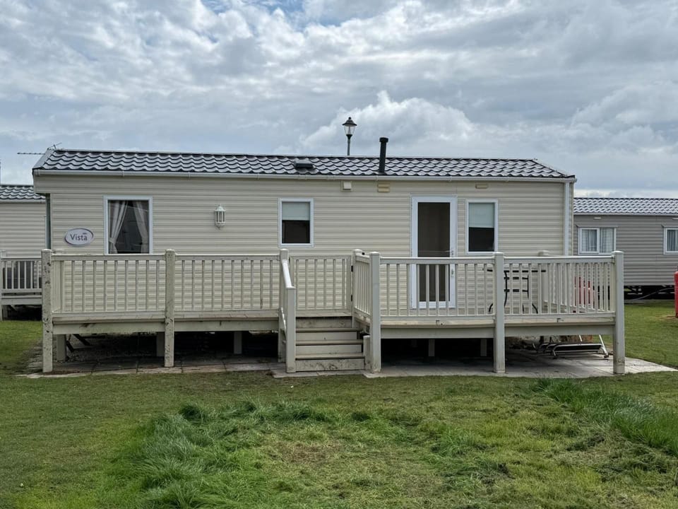Cabin Sleeps 4 With Pets Welcome Cabin in Mablethorpe