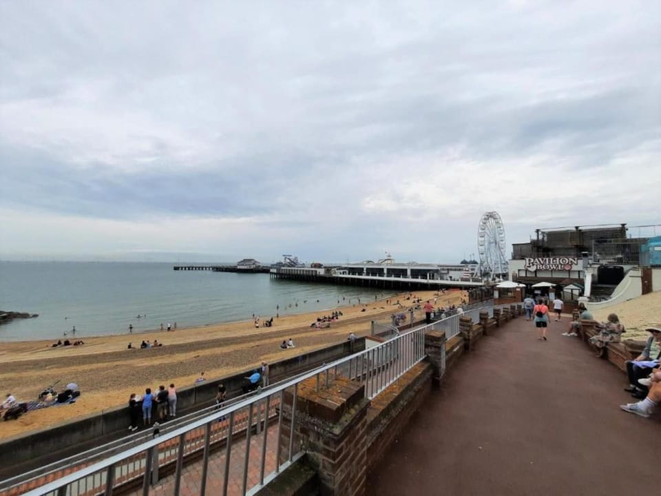 Apartment Sleeps 2 With Garden Apartment in Clacton-on-Sea