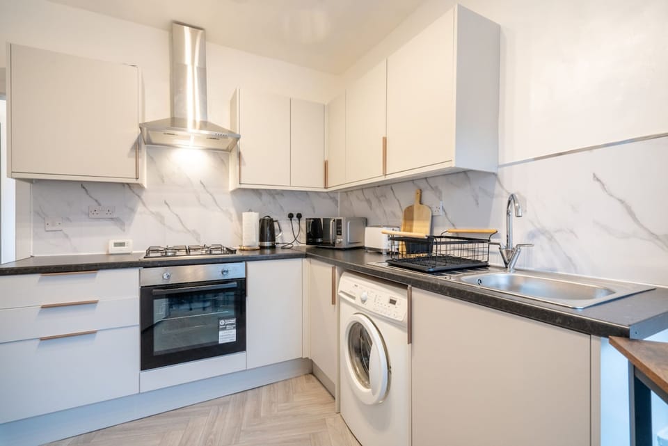 Perfect Booking 4-bed Group Home in Sheffield House in Sheffield