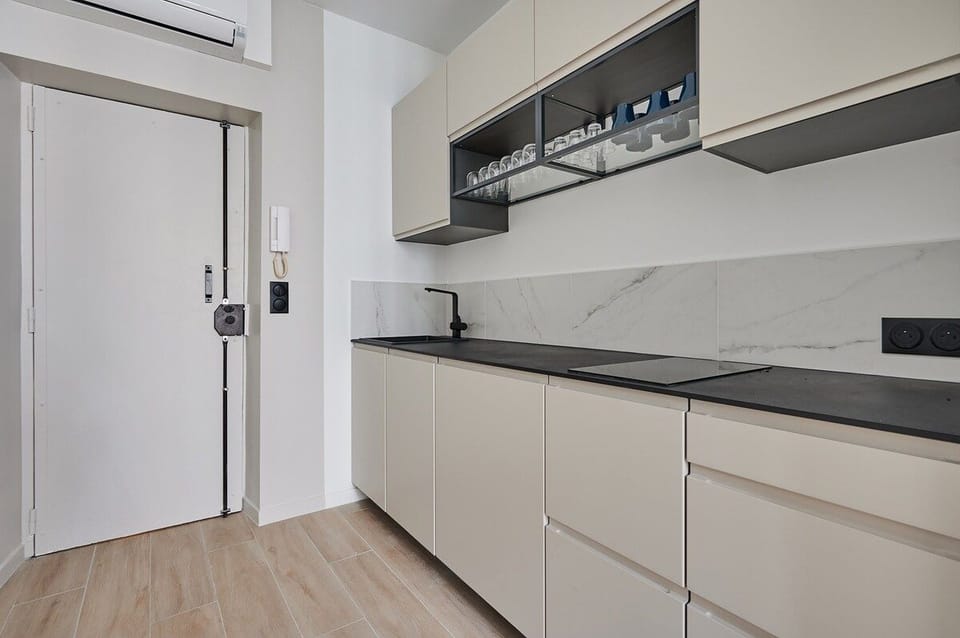Chambre avec lit double et TV