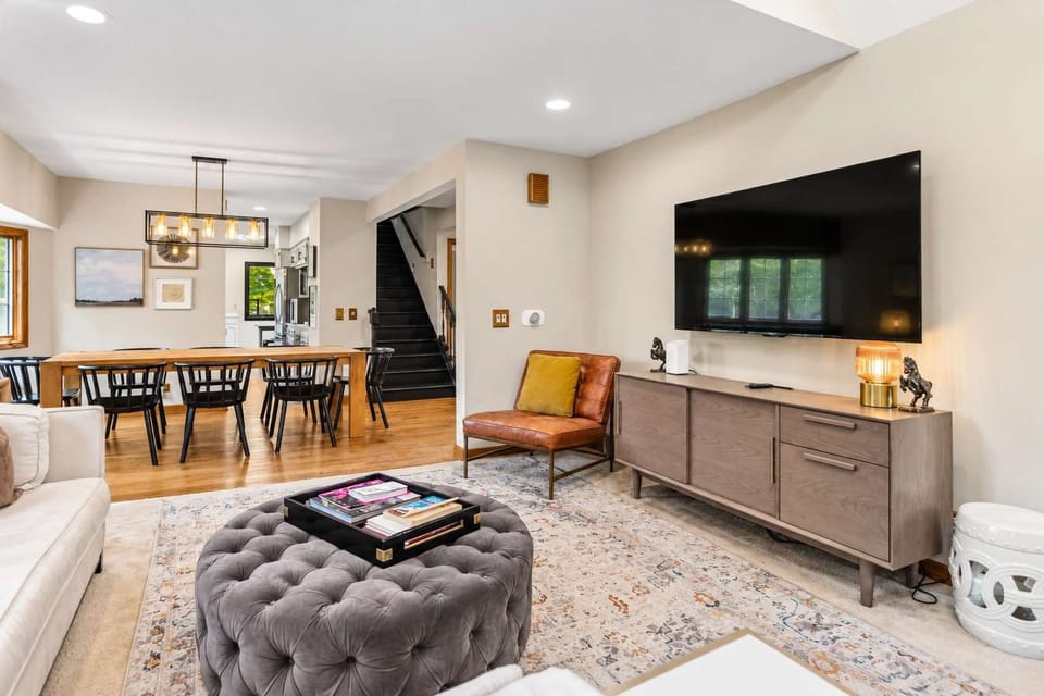 Spacious living room 