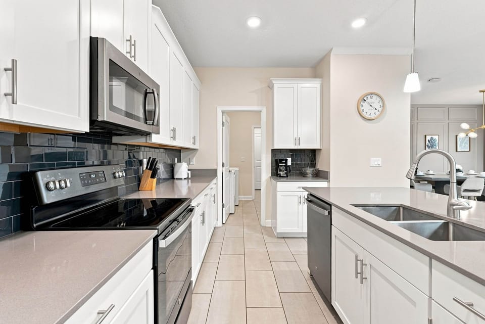 House (5 Bedrooms) | Private kitchen | Microwave, oven, stovetop, dishwasher