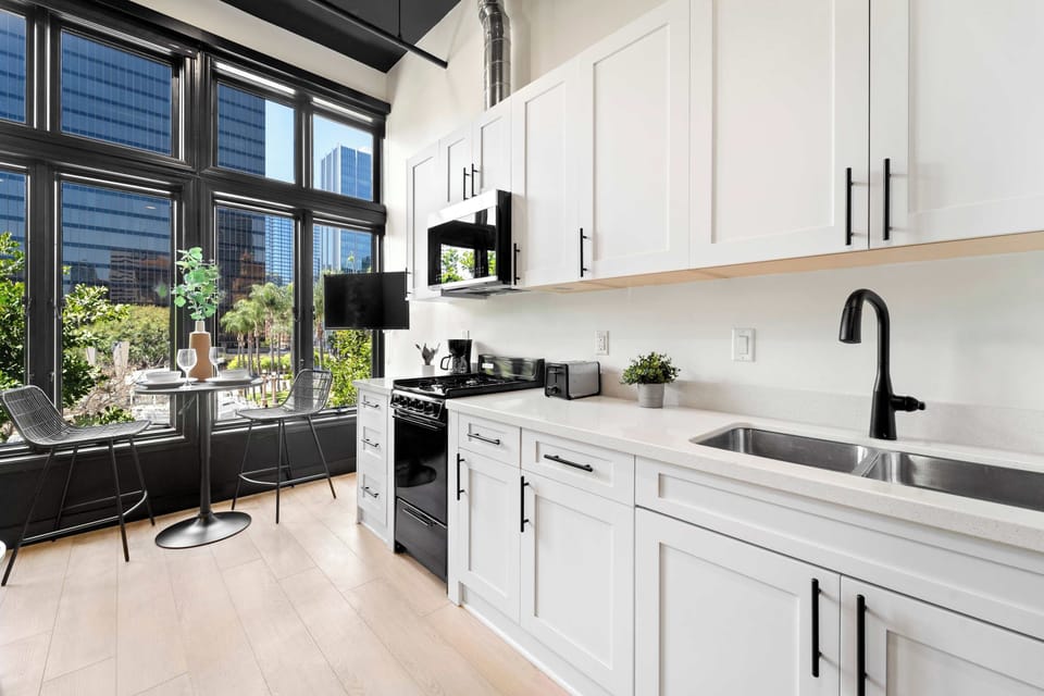 🍳 Kitchen with skyline views through oversized windows—cook with the city as your backdrop, morning or night.