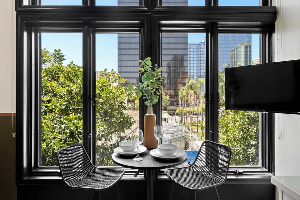 🌆 Floor-to-ceiling windows frame the skyline—a bright, open kitchen with the city as your backdrop.