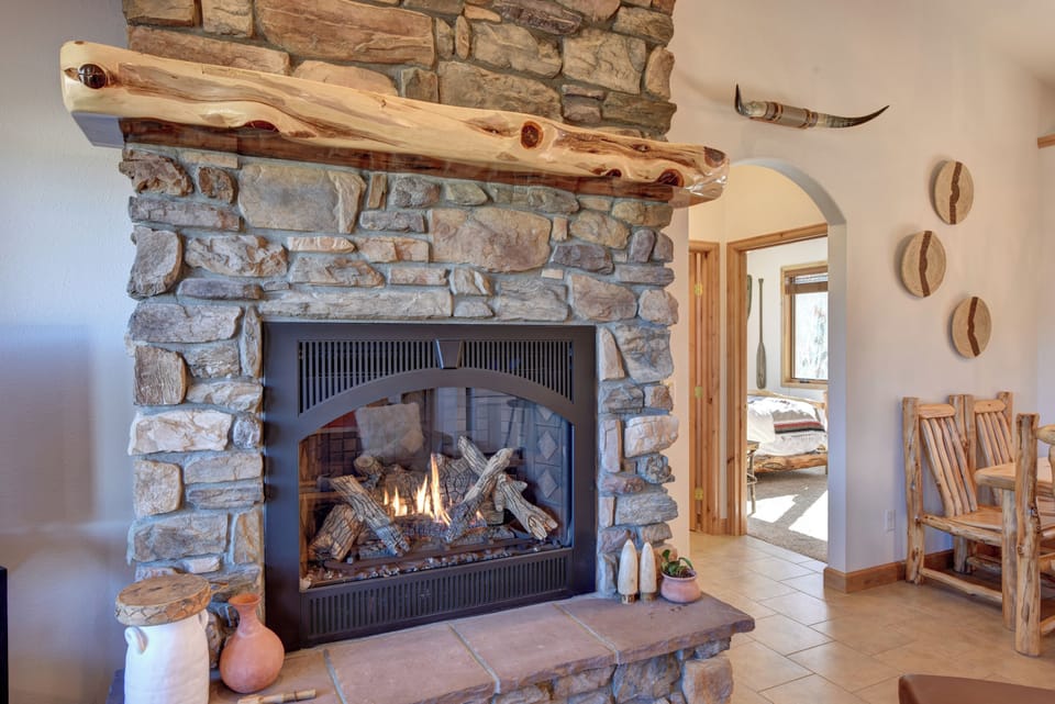 Living Room
•Gas Fireplace Controlled Via Remote