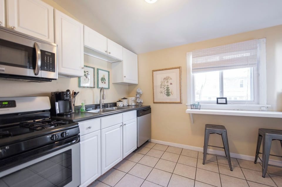 Kitchen with breakfast bar