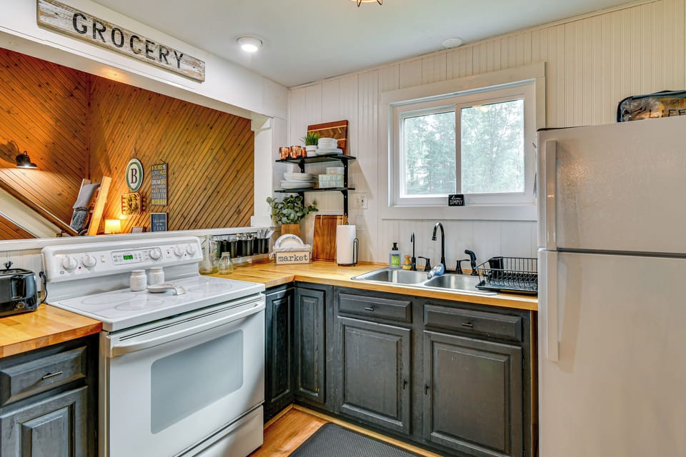 Lake Ogemaw Escape: Private Beach & Dock Cottage in Michigan