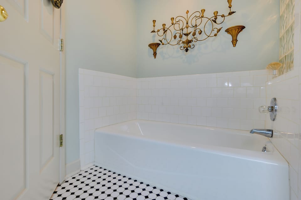Luxury, 2 Master Suites, Fire Pit, Kayaks Cottage in Lake Sinclair