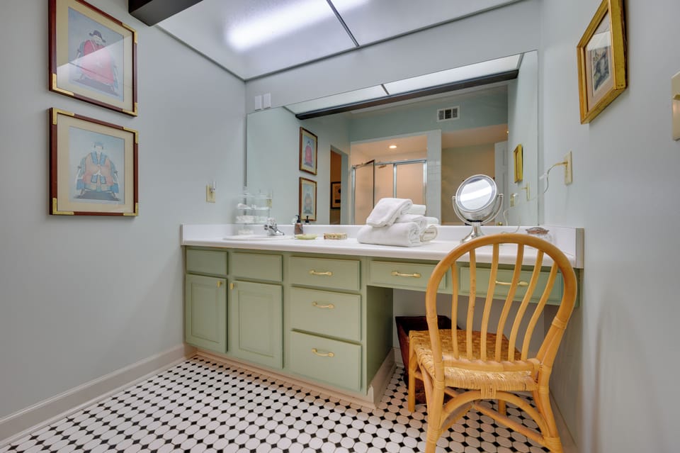 Luxury, 2 Master Suites, Fire Pit, Kayaks Cottage in Lake Sinclair
