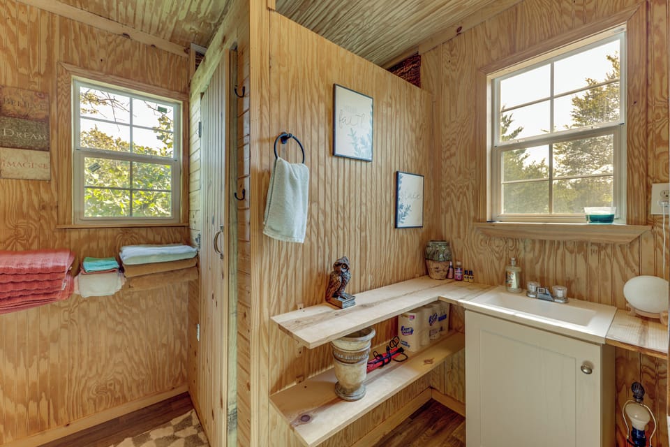 Lake Days & Fireside Nights: Somerville Retreat! Cottage in Texas