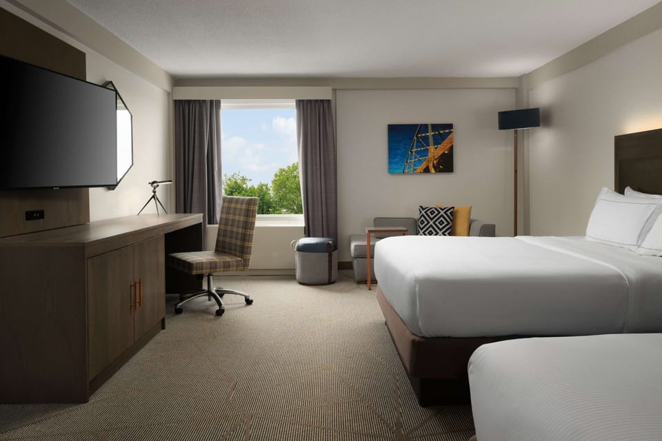 Premium bedding, in-room safe, desk, laptop workspace