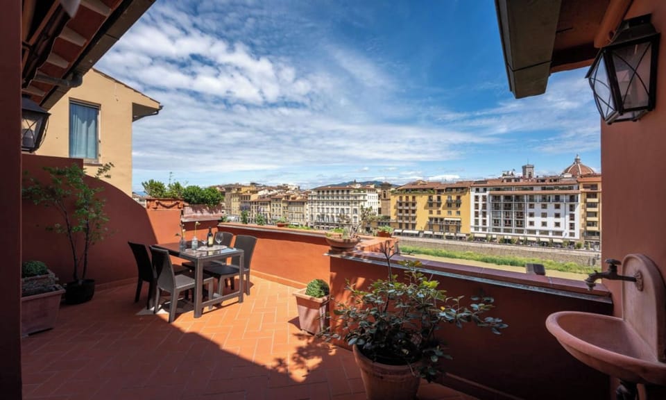 LUXURY RIVERSIDE HOME WITH TWO TERRACES NEAR PONTE VECCHIO Apartment in Florence