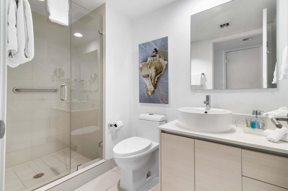 Modern New Studio Balcony Pool Apartment in Hallandale Beach