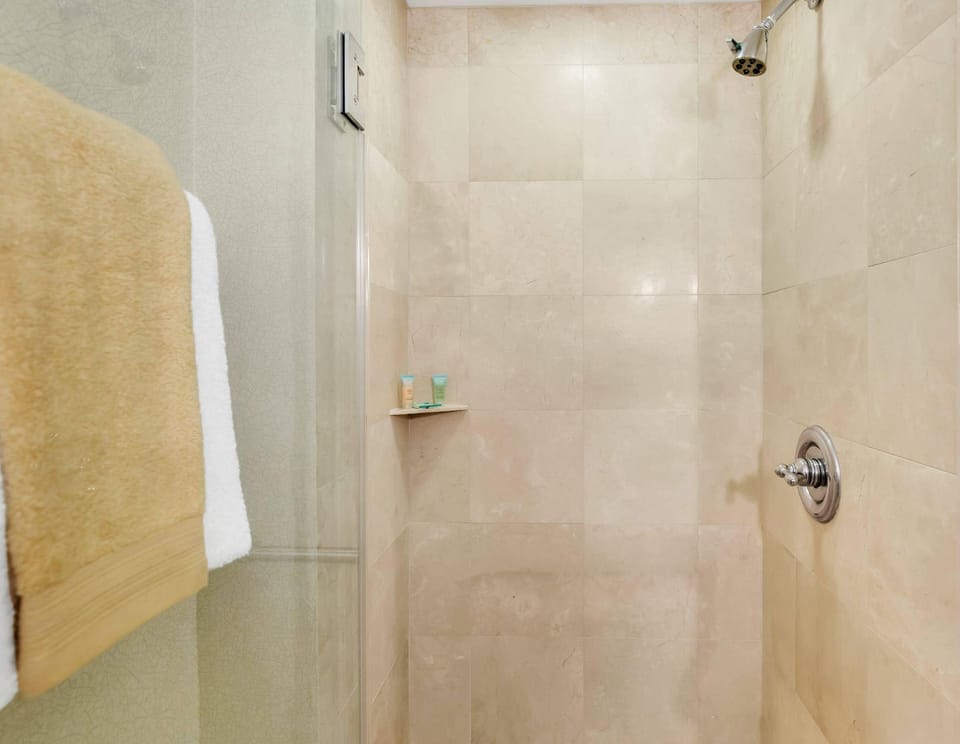 Beautiful Studio w Private Balcony Amazing Pool Apartment in Sunny Isles Beach