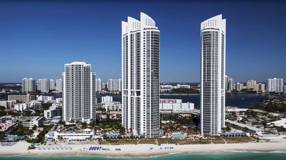 Beautiful Studio w Private Balcony Amazing Pool Apartment in Sunny Isles Beach