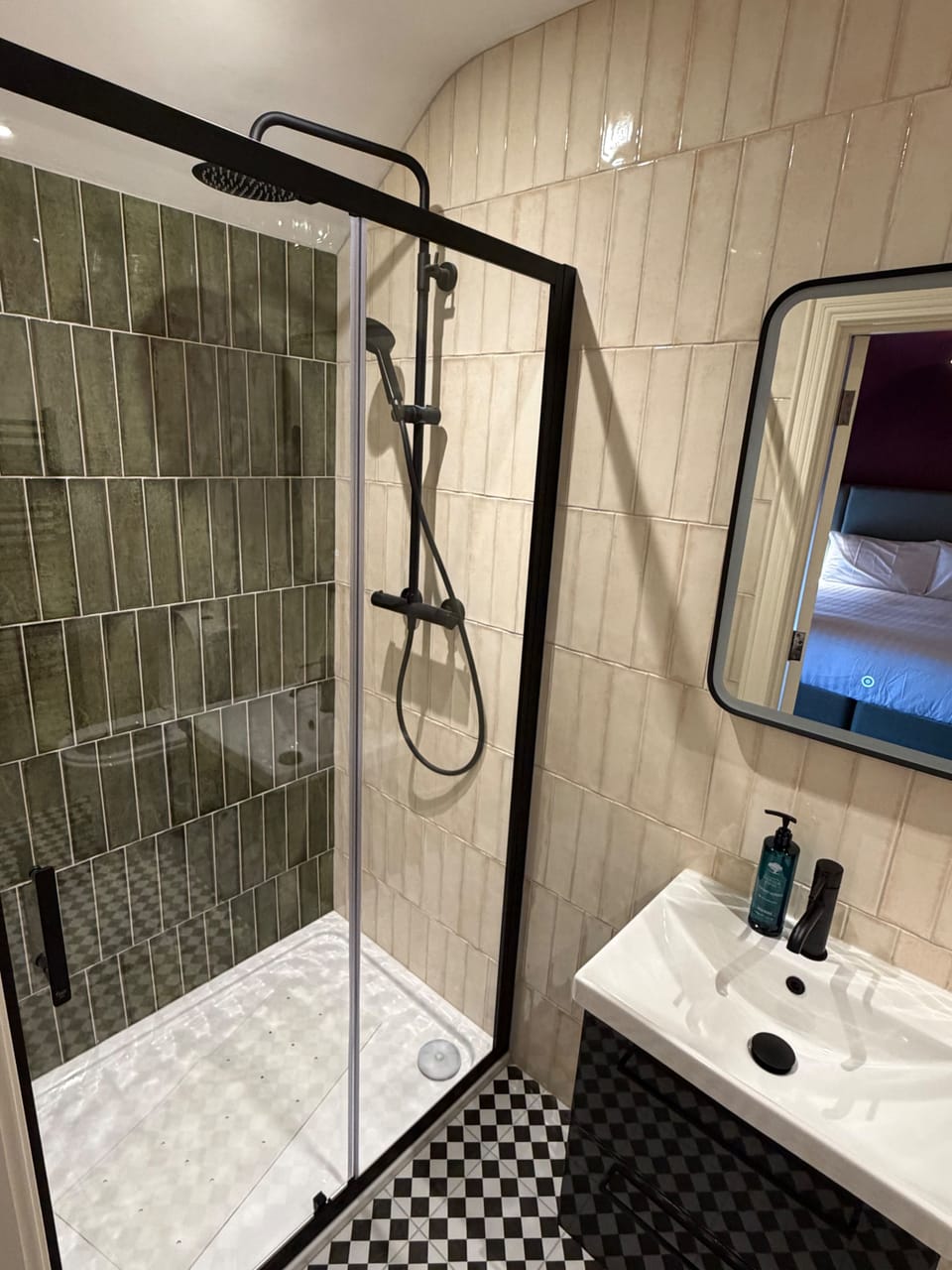 4 Bed Flat - Sleeps 8 - Parking - Wifi Apartment in Ireland