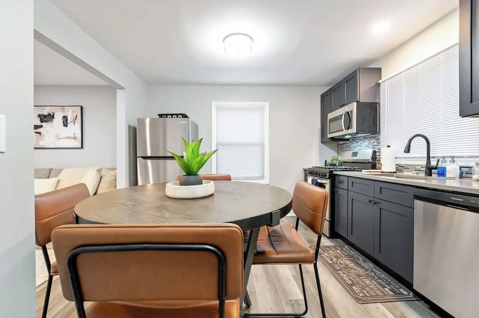 Delightful and comfortable 4-bedroom 2-bathroom house in charming Burbank House in Burbank