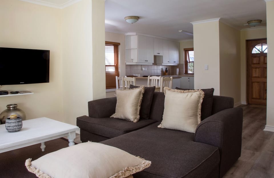 Cottage | 1 bedroom, minibar, in-room safe, individually decorated