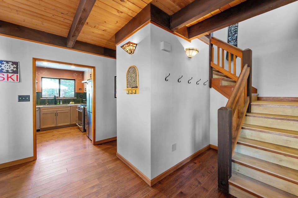 House, Multiple Beds, Fireplace, Mountain View (Lakewood Escape) | Interior