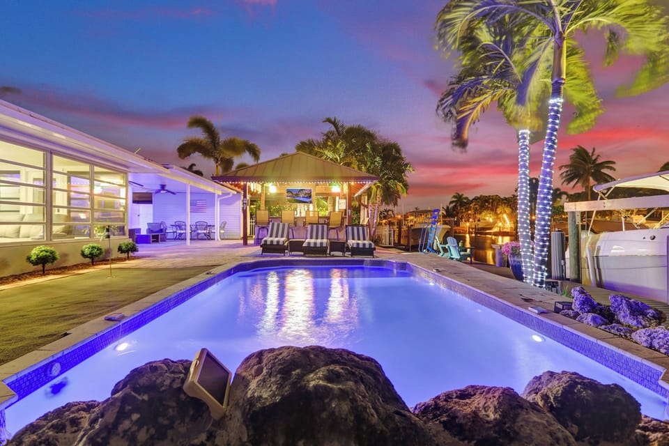 Pool & Hot Tub! Waterfront+Close To Beach! House in Pompano Beach