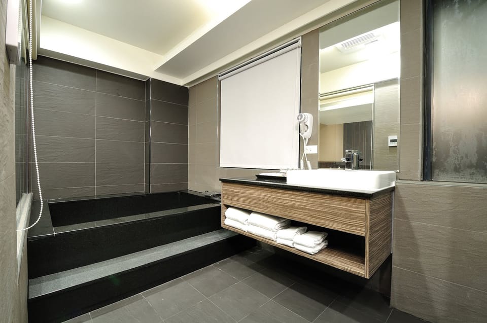 Deluxe Quadruple Room | Bathroom | Combined shower/tub, eco-friendly toiletries, hair dryer, slippers