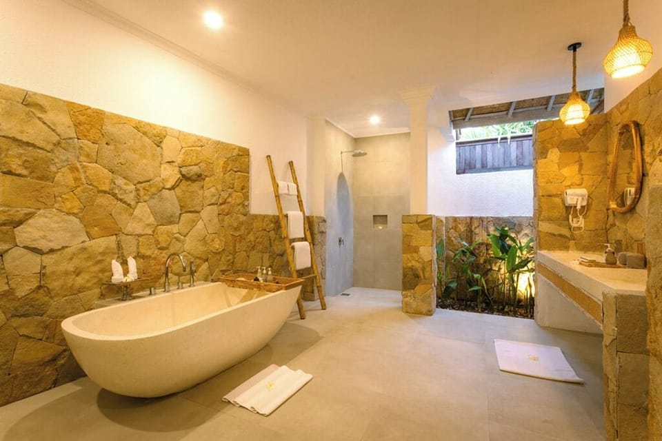 Deluxe Family Bungalow | Bathroom | Free toiletries, hair dryer (on request), slippers, towels