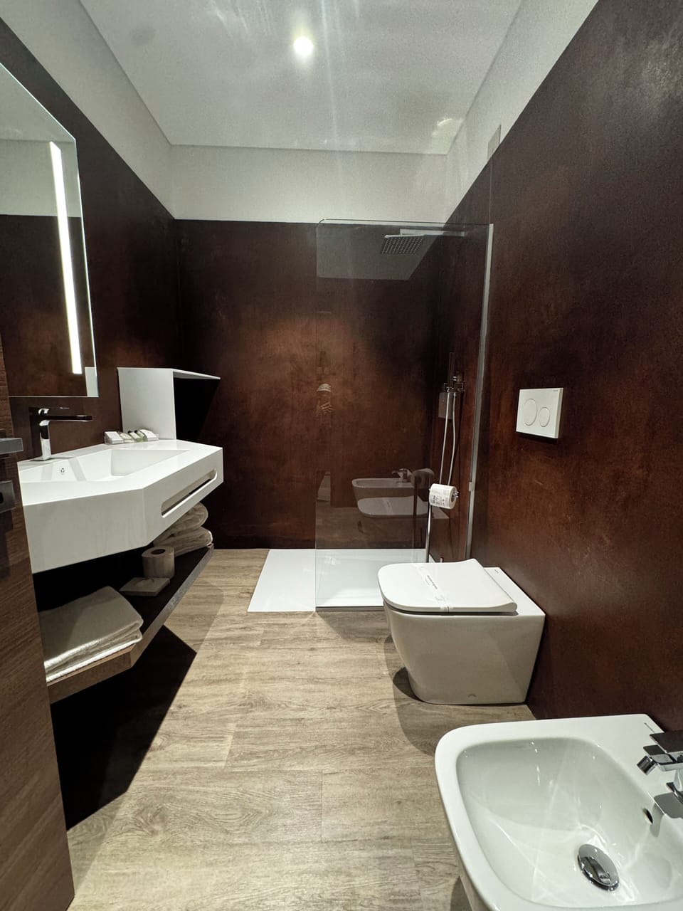 Comfort Double Room | Bathroom | Free toiletries, hair dryer, slippers, towels