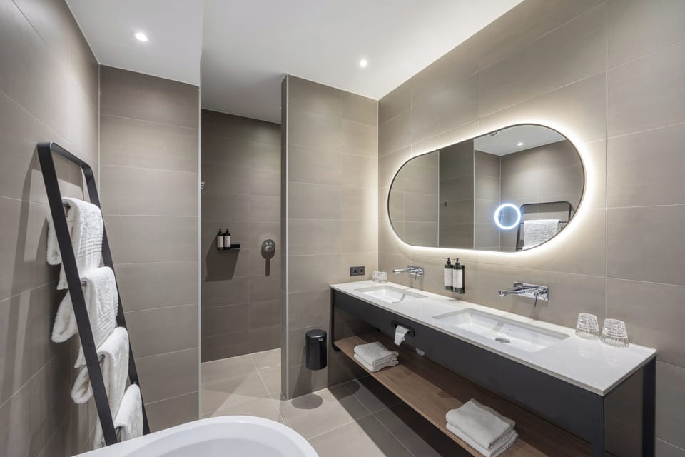 Family Room | Bathroom | Free toiletries, hair dryer, towels